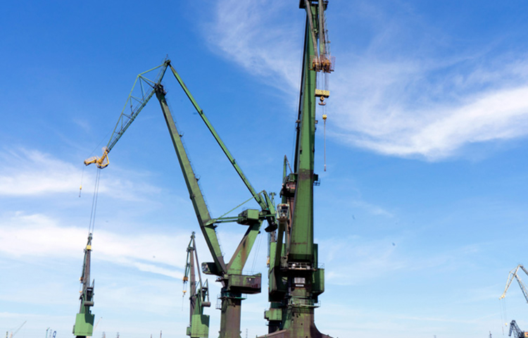 Onshore and offshore oil & gas drilling rigs